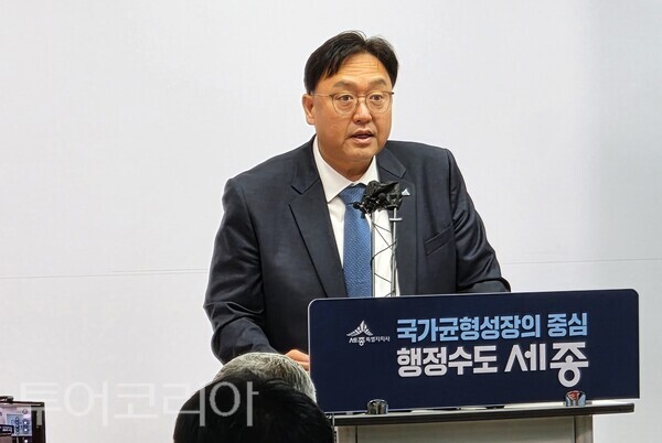 ▲조상호 세종시장이 12일 시청 정음실에서 열린 제2회 기자간담회에서 행정수도 세종 완성과 금강수목원 공동운영, 재정·조직 혁신 등 주요 현안에 대해 설명하고 있다. /사진-류석만 기자