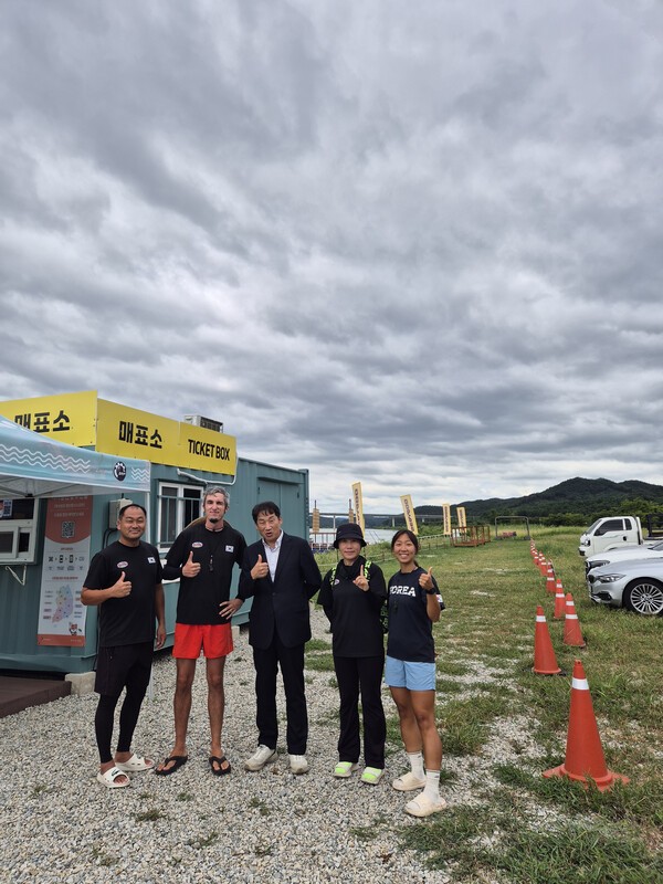 김남일 경북문화관광공사 사장(가운데)이 율정호를 현장방문하고 기념촬영을 하고 있다,/사진-대한제트스키협회