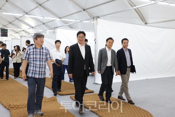 도성훈 교육감이 12일 인천기계공업고등학교에서 ‘2026년 인천광역시 제61회 전국기능경기대회’ 주요 준비 사항과 경기장 구축 현황을 점검하고 있다.
