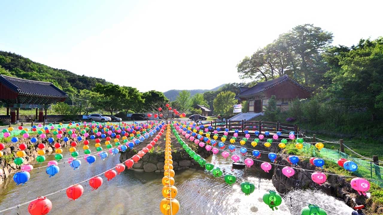 연등 물결과 계곡이 어우러져 한적하게 템플스테이를 즐기기 좋은 산사 모습. / 한국관광공사