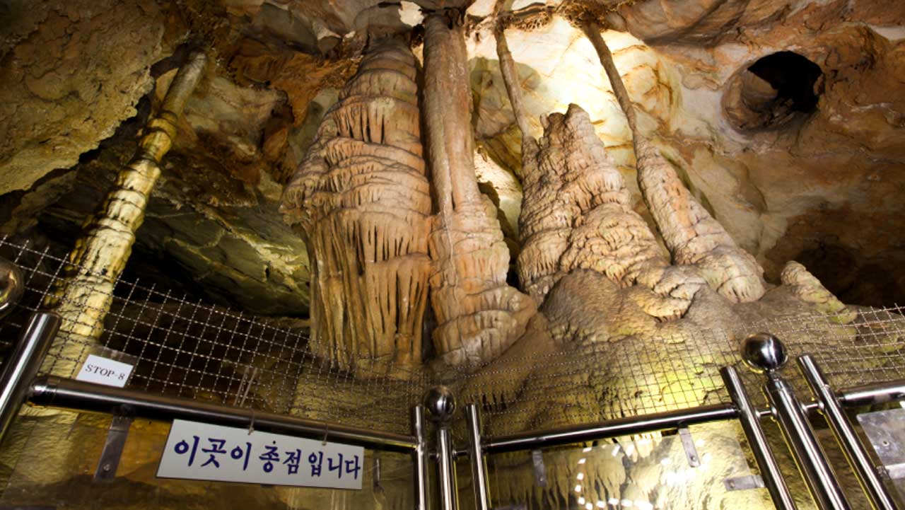 마침표를 알리는 안내판과 웅장한 동굴 생성물. / 영월군시설관리공단