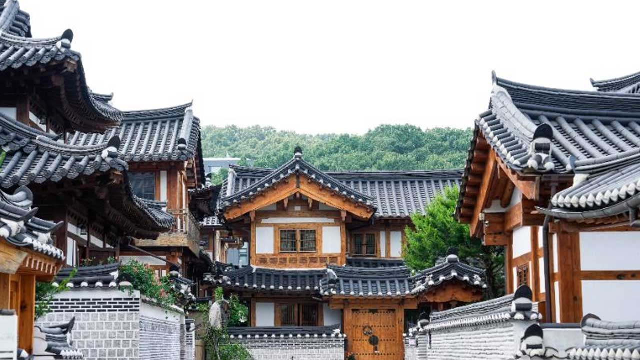 진관사 인근에 위치해 기와지붕과 북한산 능선이 멋스럽게 어우러지는 은평한옥마을 풍경. / 한국관광공사