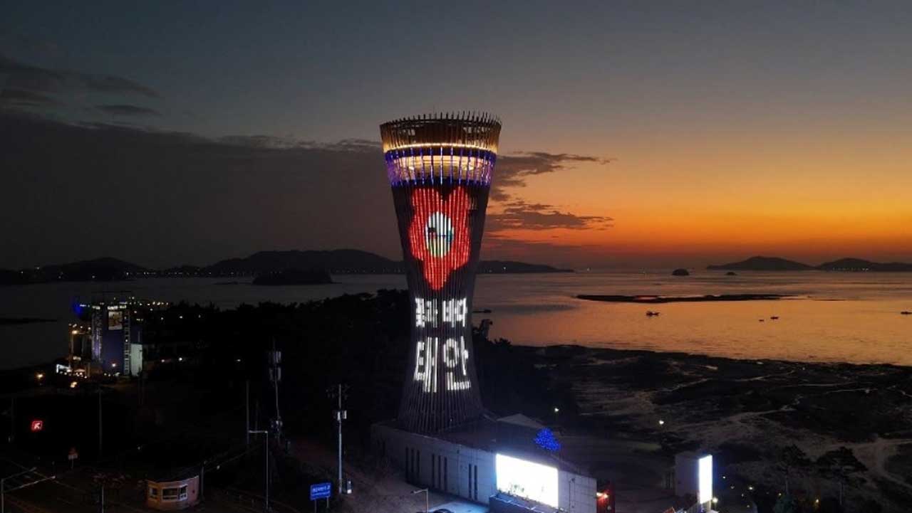 미디어 연출과 함께 은은한 일몰 빛이 낭만적인 분위기를 연출하는 영목항 전망대. / 충남관광