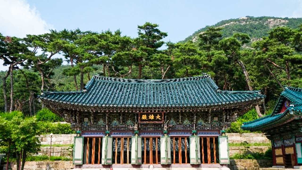 계곡 산책로를 따라 오르면 만날 수 있는 천년 고찰 진관사의 고즈넉한 대웅전 전경. / 한국관광공사