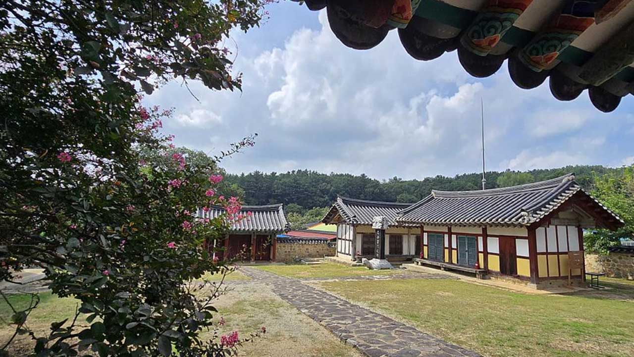 충곡서원 경내 마당 모습. / 충남청