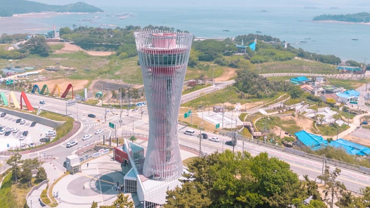태안의 상징인 해당화 꽃잎을 본떠 우뚝 세워진 영목항 전망대. / 충남관광