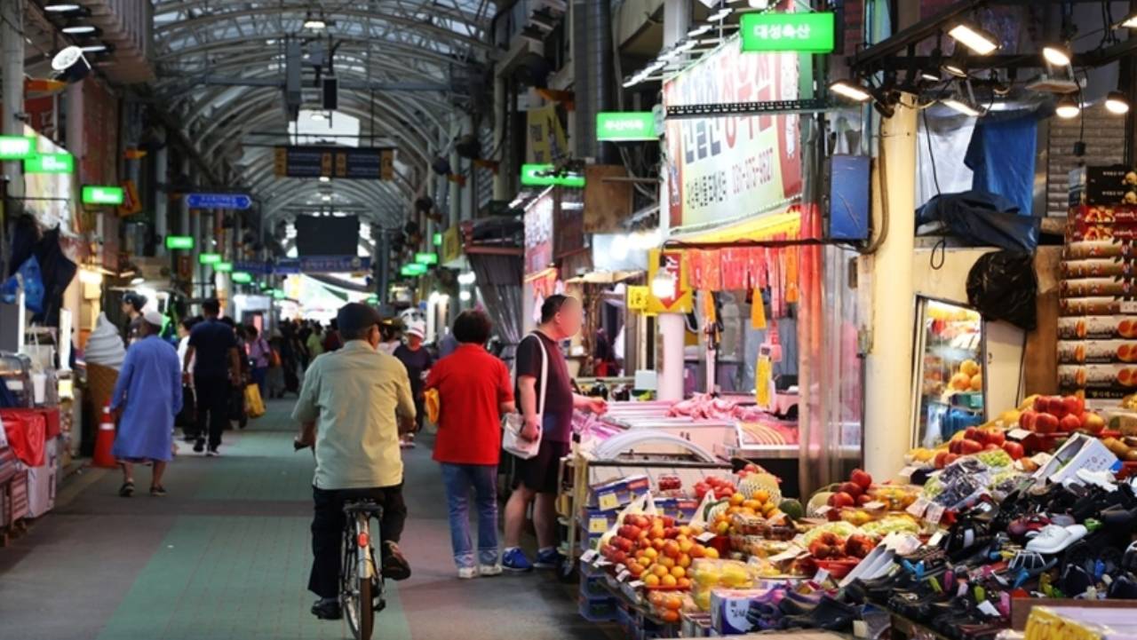 신선한 과일과 농산물이 길게 늘어서 장을 보려는 사람들로 활기찬 오색시장 장터 골목. / 한국관광공사