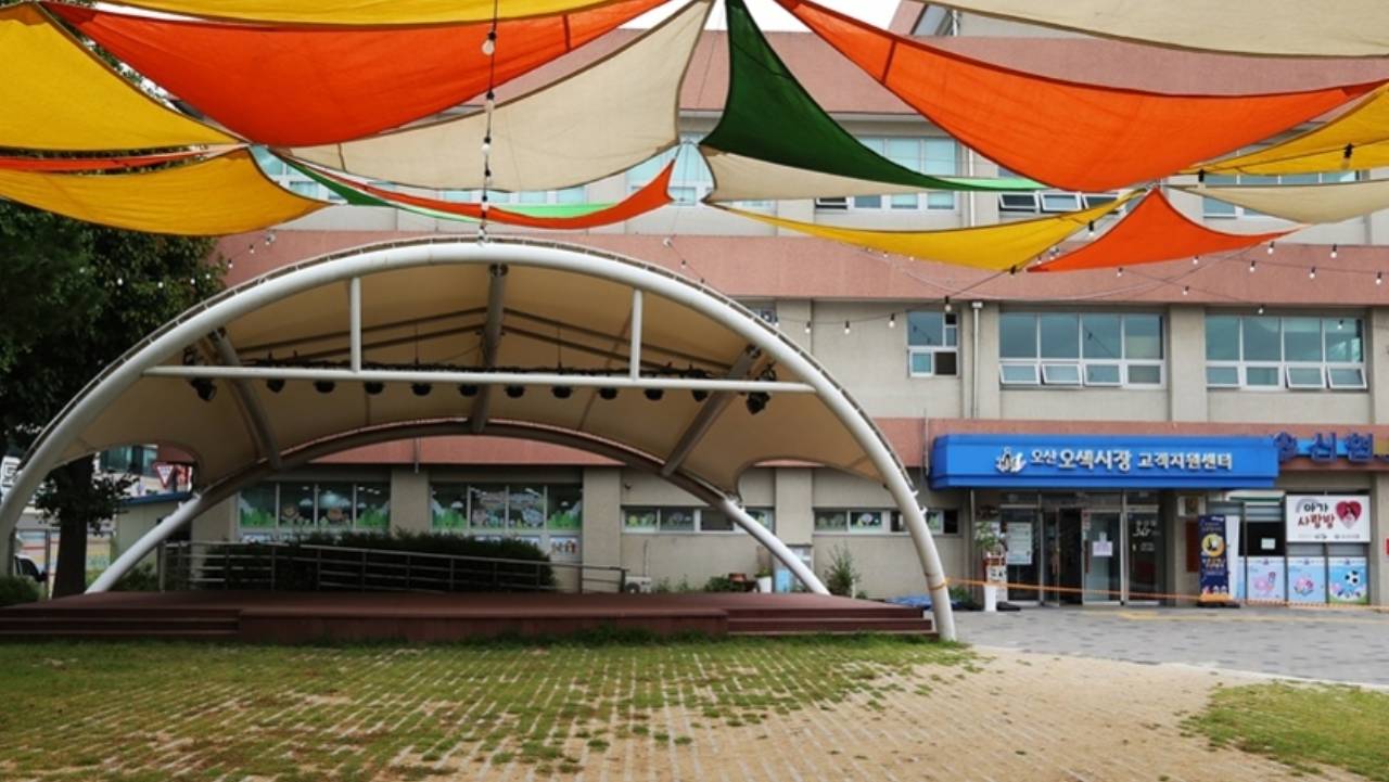 오색시장 고객지원센터 광장. / 한국관광공사