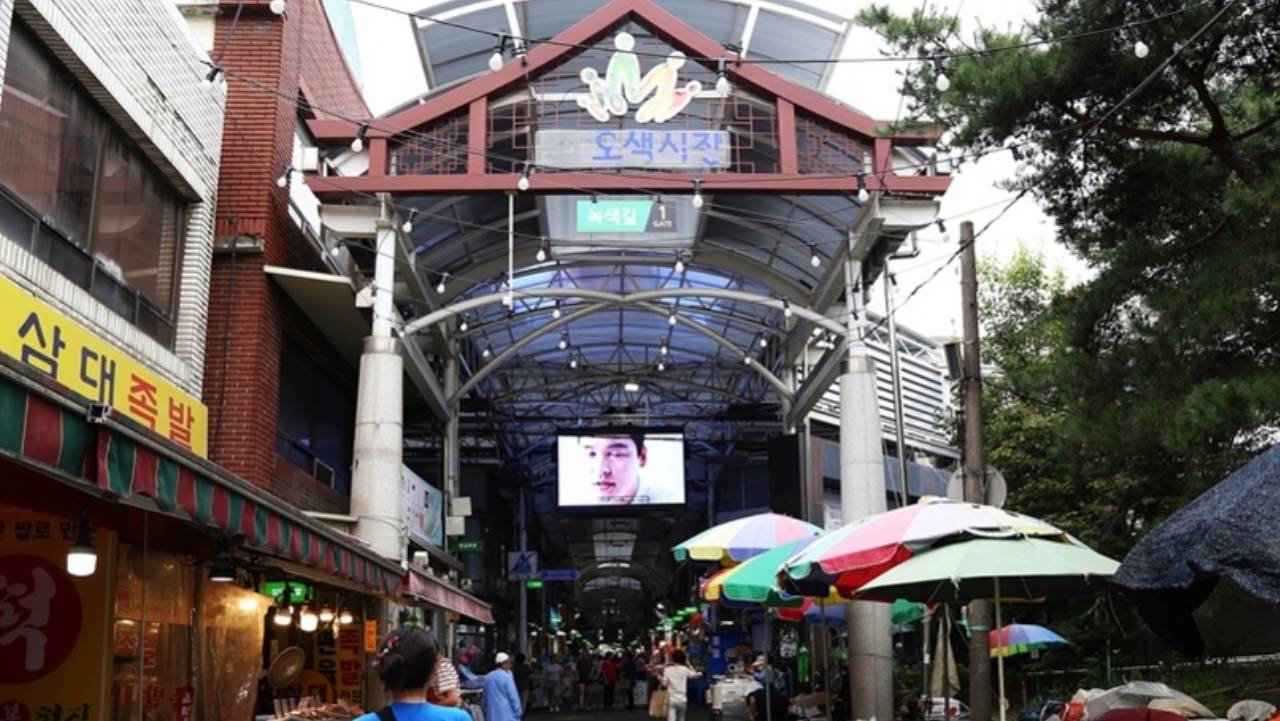 깃발과 아케이드가 설치돼 구역별로 쉽게 찾아갈 수 있는 오색시장 메인 입구. / 한국관광공사