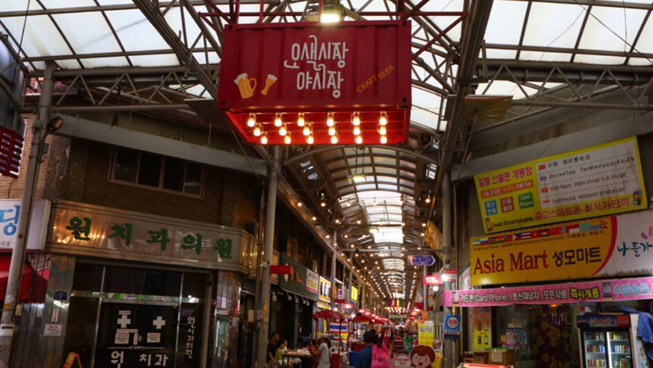 다양한 먹거리를 즐길 수 있는 오색시장 야시장 골목 전경. / 경기관광