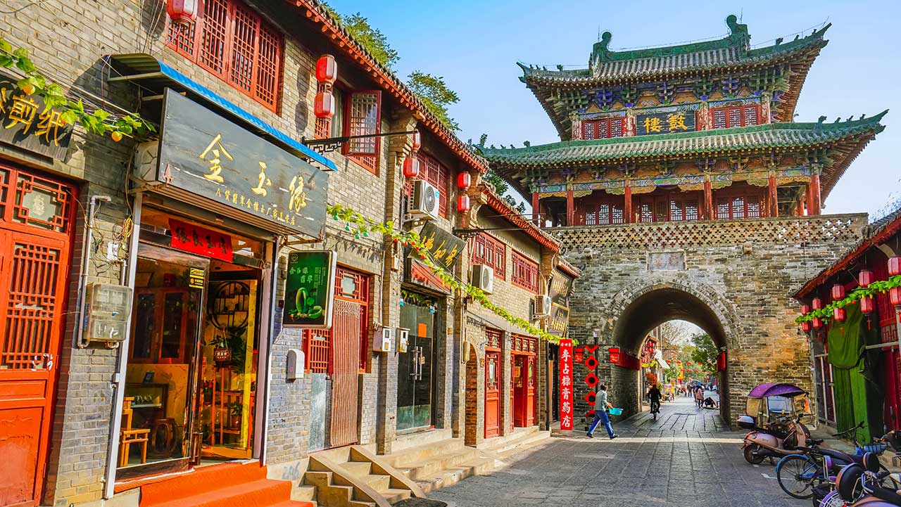 역사적 분위기를 자아내는 중국의 고성 거리. / Javen-shutterstock