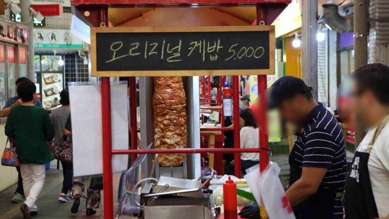 큼직한 고기 기둥을 회전시키며 썰어내는 터키 오리지널 케밥 노점 상점. / 경기관광