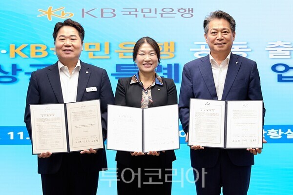 ▲충남신용보증재단은 지난 11일 아산시청에서 오세현 아산시장, 조소행(맨 오른쪽) 충남신보 이사장, 장문자 국민은행 충청지역본부 대표 등이 참석한 가운데 ‘아산시 소상공인 특례보증 지원을 위한 3자 협약’을 체결했다. /사진-충남신보