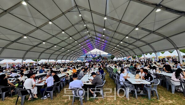 공주夜밤 맥주축제를 즐기는 관광객들/사진=유경훈 기자