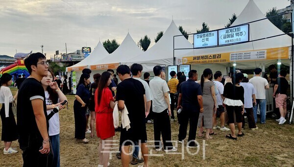 시원한 알방  수제맥주를 마시기 위해 길게 줄을 서 기다리는 관광객들/사진=유경훈 기자