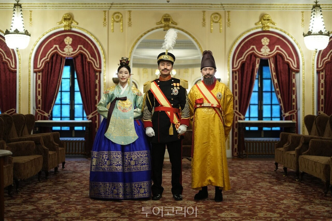 '덕수궁 밤의 석조전' 행사에서 석조전 내부를 둘러보는 관람객/ 사진-국가유산청