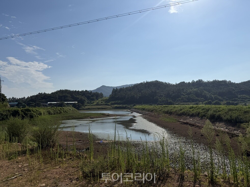 뭄에 바닥 드러난 저수지 /사진-신안군