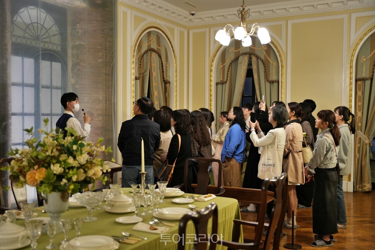 '덕수궁 밤의 석조전' 행사에서 석조전 내부를 둘러보는 관람객/ 사진-국가유산청