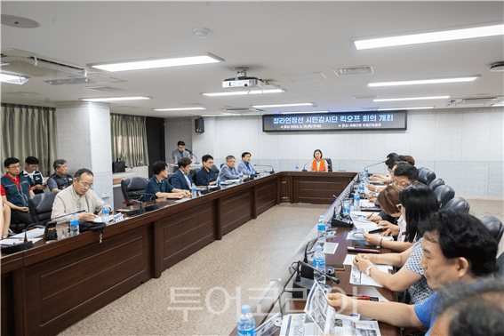인천시가 지난13일 서해구청 본관 의원간담회장에서 개최한 시민감시단 첫 회의에서 남영희 글로벌도시정무부시장이 인사말을 하고 있다.