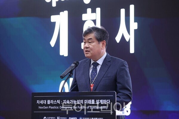 '2026 국제 친환경 플라스틱 컨퍼런스' 개회식에서 인천대학교 이인재 총장이 친환경 플라스틱 산업의 발전과 지·산·학·연·관 협력 확대를 강조하는 개회사를 하고 있다.