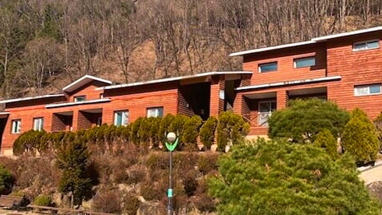 소규모부터 가족 단위까지 가성비 높게 이용할 수 있는 휴양림 내 국악동 외관. / 숲나들e