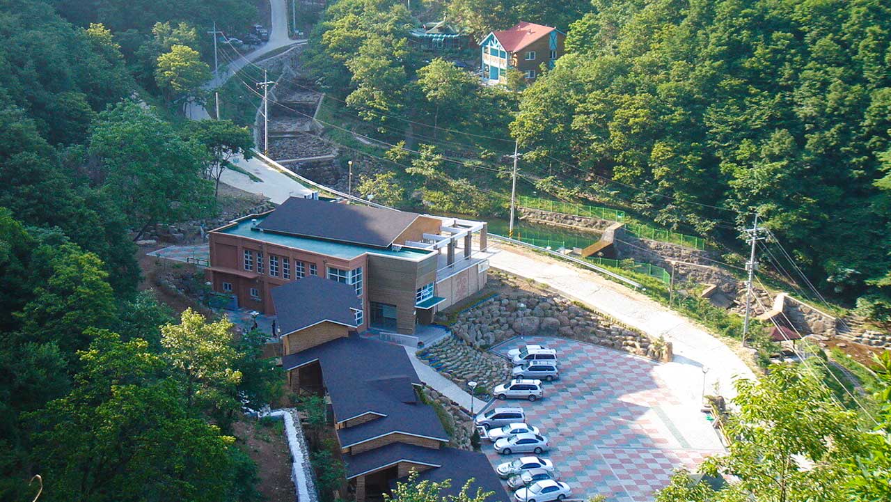 산책로가 숲과 어우러져 연중 방문하기 좋은 휴양림 중앙 단지. / 숲나들e