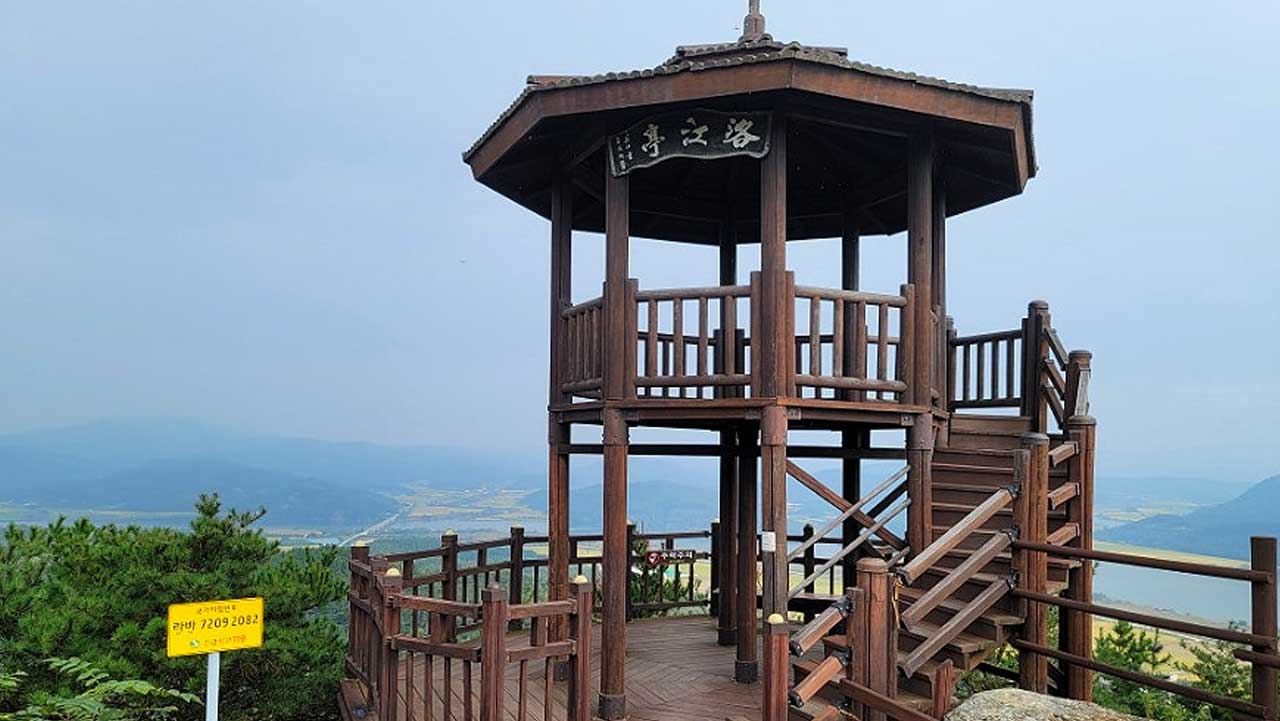 출렁다리를 건너 정상에 다다르면 만나는 팔각정자 '낙강정'과 시원한 조망. / 상주시