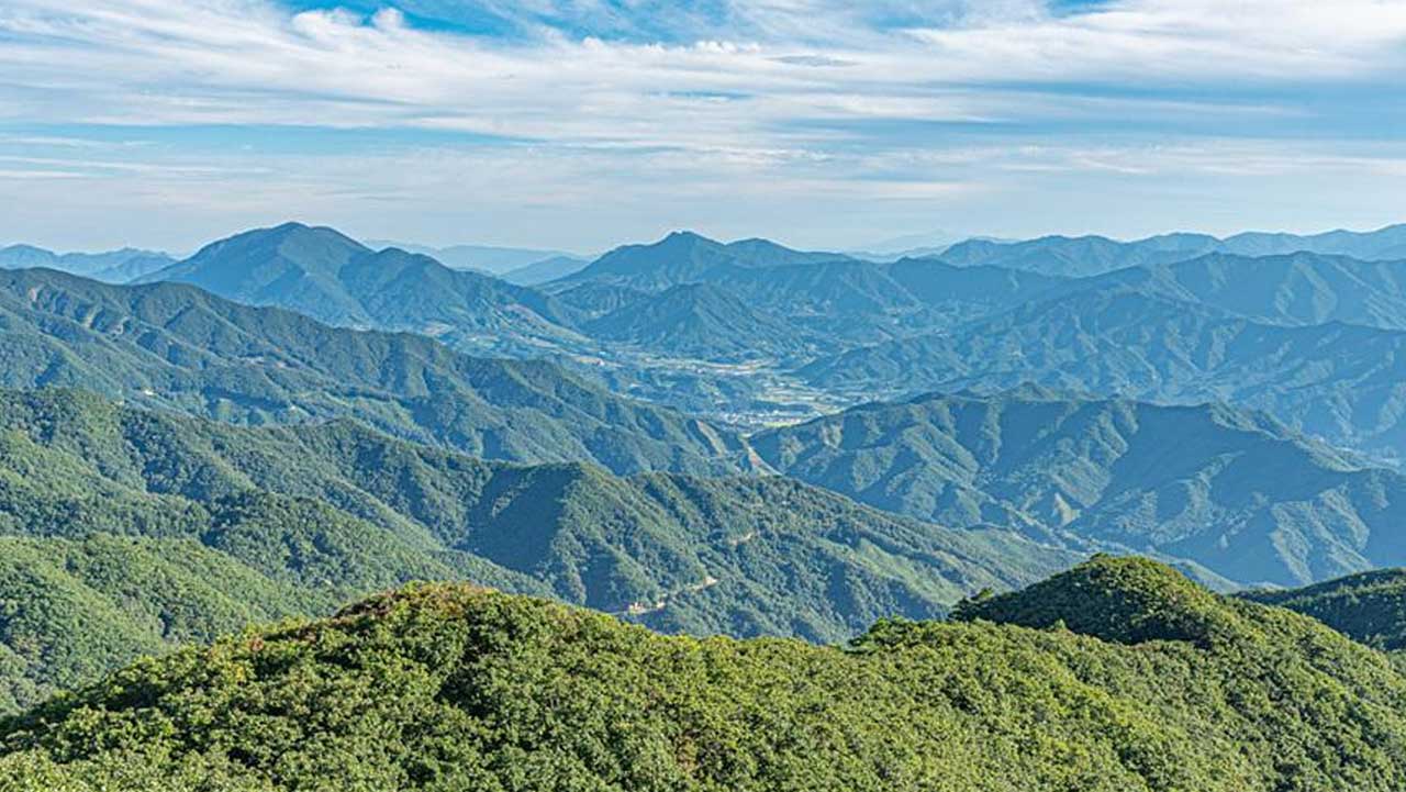 민주지산 정상 부근에서 탁 트인 시야로 내려다보는 첩첩산중 웅장한 능선 조망. / 한국관광공사