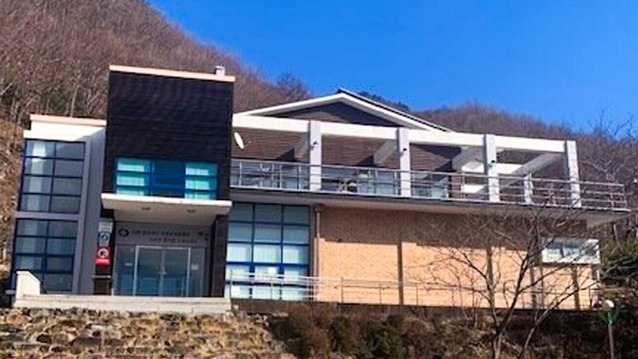 휴양림 내부 세미나실 건물 전경. / 숲나들e
