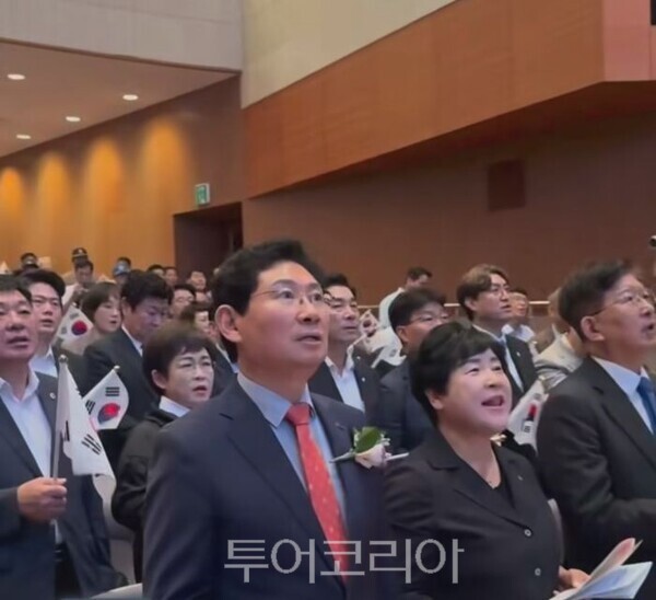 이상일 시장이 광복절 노래를 부르고 있다/투어코리아뉴스 정명달 기자 사진=이상일SNS