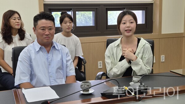 ▲간담회를 통해 최원철 공주시장에게 ‘청년 참여’ 의견을 전달하고 있는 송선남(왼쪽) 공주기부푸드트럭협동조합장과 조합원인 박진솔(오른쪽) 씨 모습. /사진- 공주시프레스협회