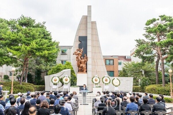 박형우 계양구청장이 15일 오전 제81주년 광복절을 맞아 장기동 황어장터 3·1만세운동 역사문화센터 광장에서 개최된 제81주년 광복절 기념 행사에서 경축사를 하고 있다.