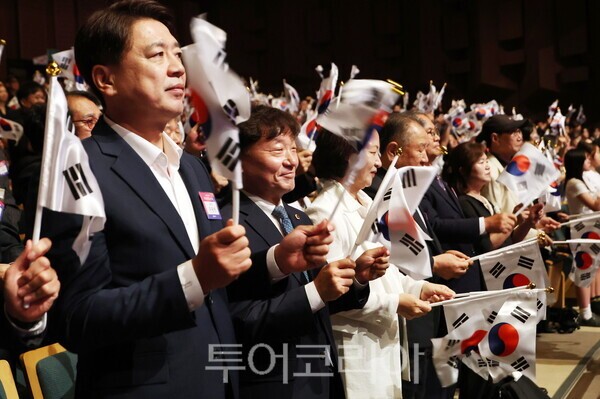 15일 ‘제81주년 광복절 경축행사’에 참석한 남종섭 경기도의회 의장(왼쪽 두 번째)이 태극기를 흔들고 있다./사진=경기도의회 