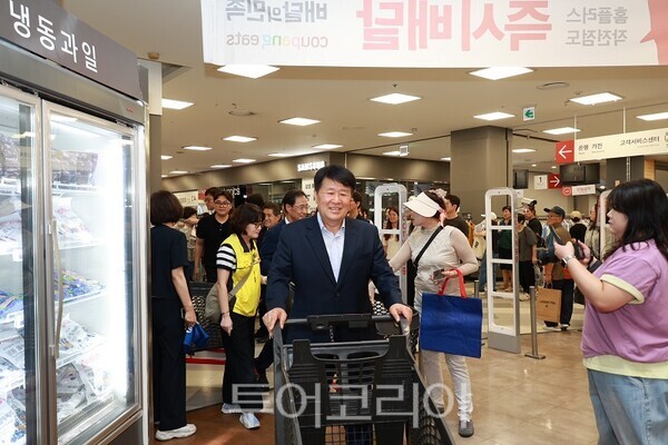 박형우 계양구청장이 지난 13일 임시휴업을 마치고 한 달 만에 재개장한 홈플러스 메가푸드마켓 작전점을 방문해 주민들과 함께 장을 보며 장보기 캠페인 동참하고 있다.