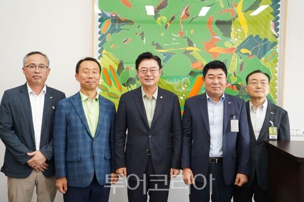 김성원 국회 산업통상자원중소벤처기업위원장이 박용만 한국마트협회 회장을 비롯한 중소유통업계 관계자들과 간담회를 가지고 기념 촬영을 하고 있다/투어코리아뉴스 정명달 기자 사진=김성원SNS