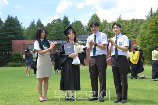 울산대 중앙정원에서 학생들이 졸업의 기쁨을 나누고 있다./사진-울산대