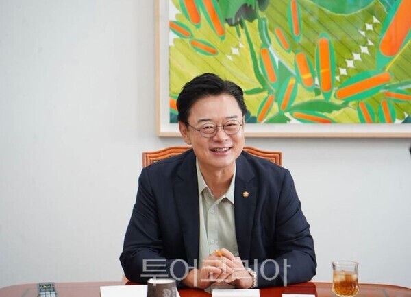 김성원 국회 산업통상자원중소벤처기업위원장이 박용만 한국마트협회 회장을 비롯한 중소유통업계 관계자들과 간담회를 가졌다/투어코리아뉴스 정명달 기자 사진=김성원SNS