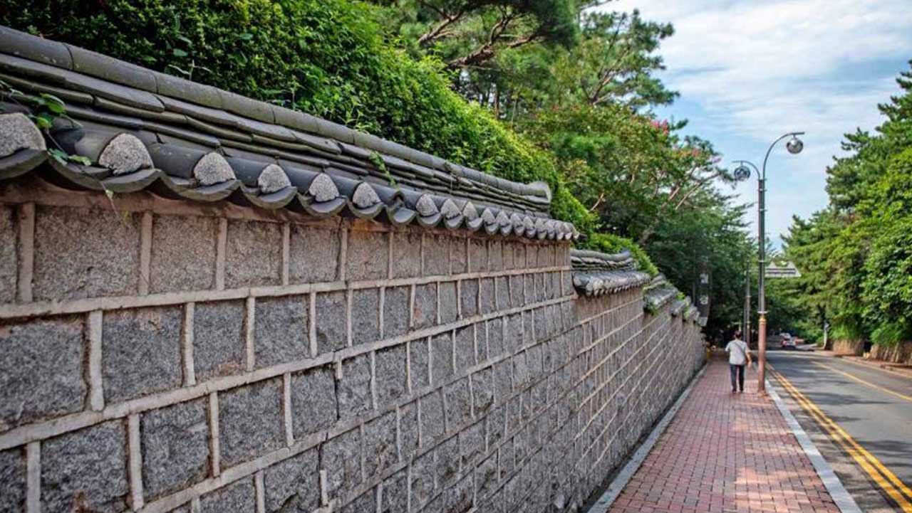 기와 돌담길과 소나무 숲을 따라 굽이굽이 이어지는 달맞이길 산책로. / 한국관광공사