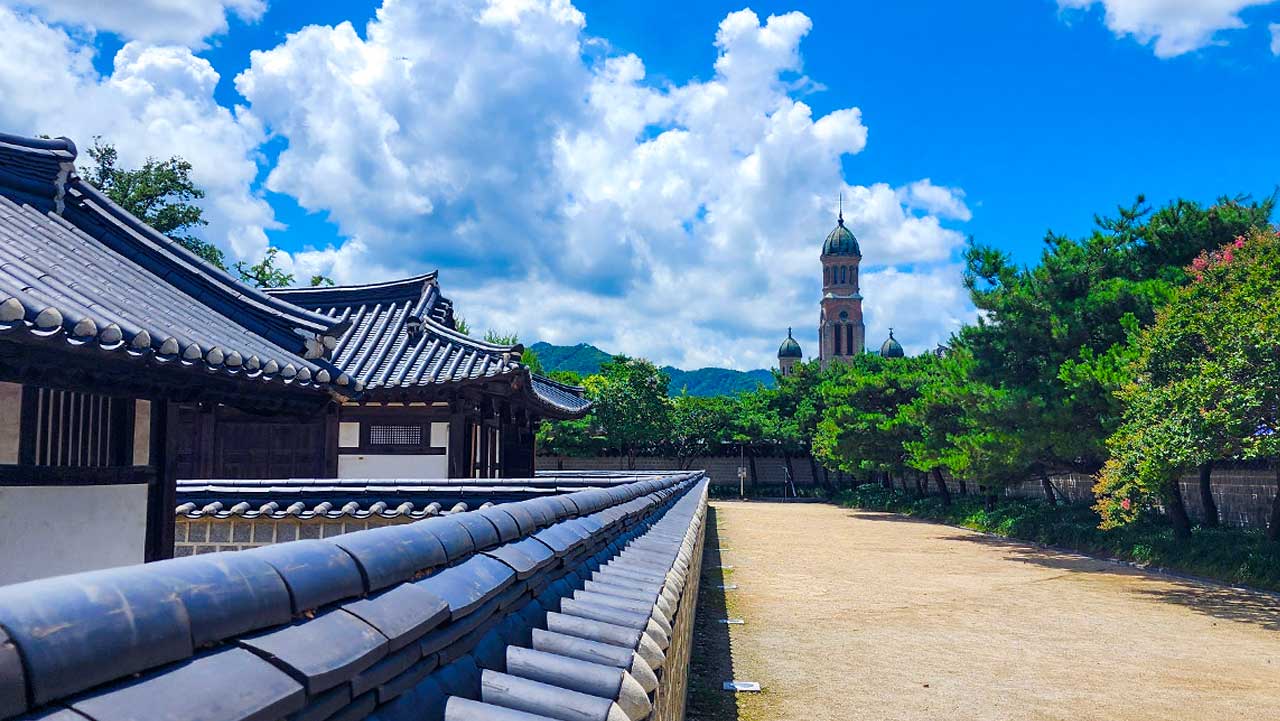 기와 돌담길 너머로 전동성당의 첨탑이 한눈에 보이는 경기전 산책로. / 전북문화관광