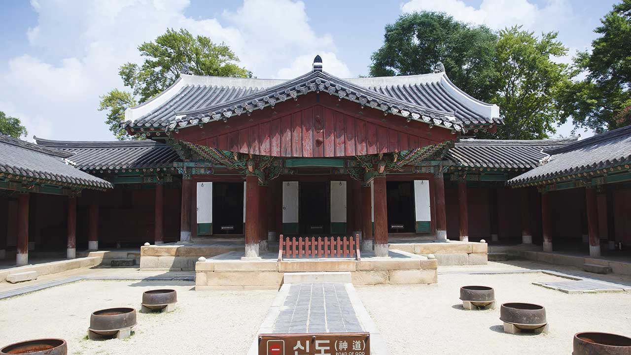 태조 이성계의 어진을 모신 보물 경기전 정전과 마당에 놓인 드무 모습. / 국가유산포털