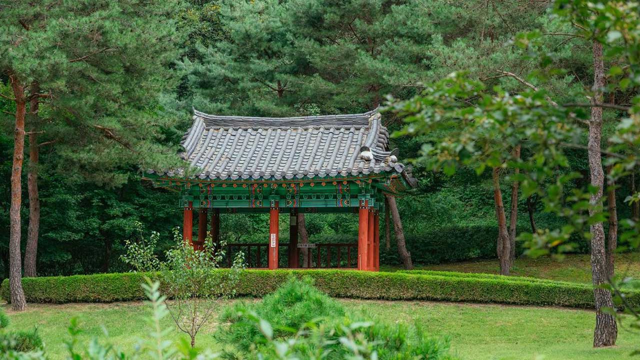 수타사 숲길 입구의 정자 풍경. / 강원관광