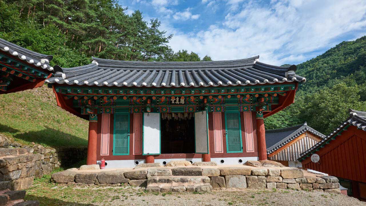 계곡 상류 숲길을 따라 오르면 만나는 천년고찰 도림사 경내 전각의 고즈넉한 모습. / 곡성문화관광