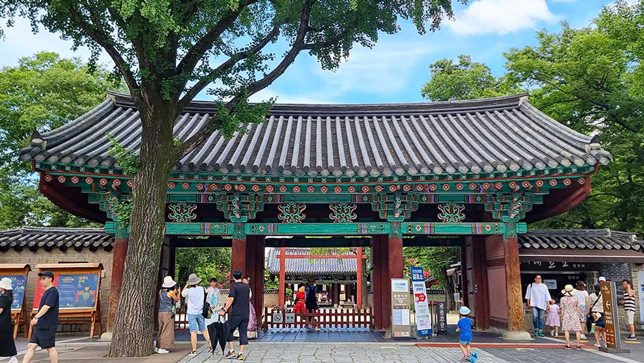 평탄하게 조성된 경기전 정문 입구. / 전북문화관광