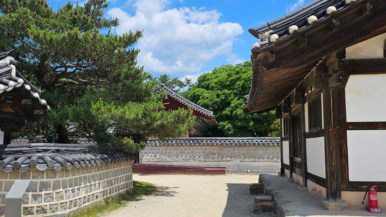 문화유산 보호를 위해 지정된 동선을 따라 정갈하게 관람하는 전각과 돌담길. / 비짓전주
