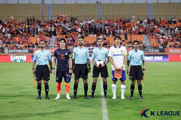 강원FC와 감바오사카의 ACLE 플레이오프 경기를 관장한 심판진. 한국프로축구연맹 제공