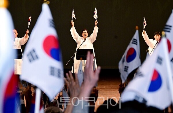 박찬대 인천광역시장이 15일 인천문화예술회관에서 열린 '제81주년 광복절 경축행사'에서 만세삼창을 하고 있다.