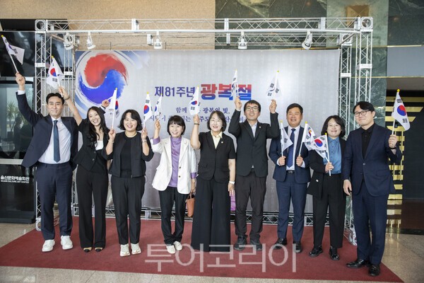 광복의 기쁨을 나누고 있는 시민들./사진-투어코리아 김교환 기자