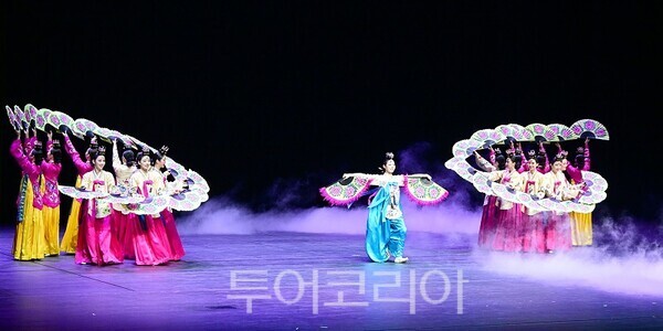 15일 인천문화예술회관에서 열린 '제81주년 광복절 경축행사'에서 경축공연이 열리고 있다.