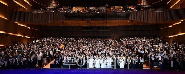 박찬대 인천광역시장이 15일 인천문화예술회관에서 열린 '제81주년 광복절 경축행사'에서 광복절 노래를 제창하고 있다.