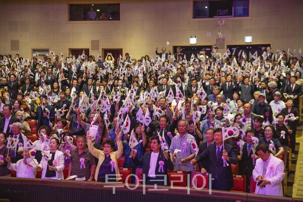 만세삼창을 하고 있는 울산시민들./사진-투어코리아 김교환 기자